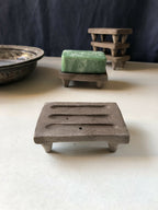 Porte-savon #4 en bois gris, plateau rectangulaire avec rainures pour savon