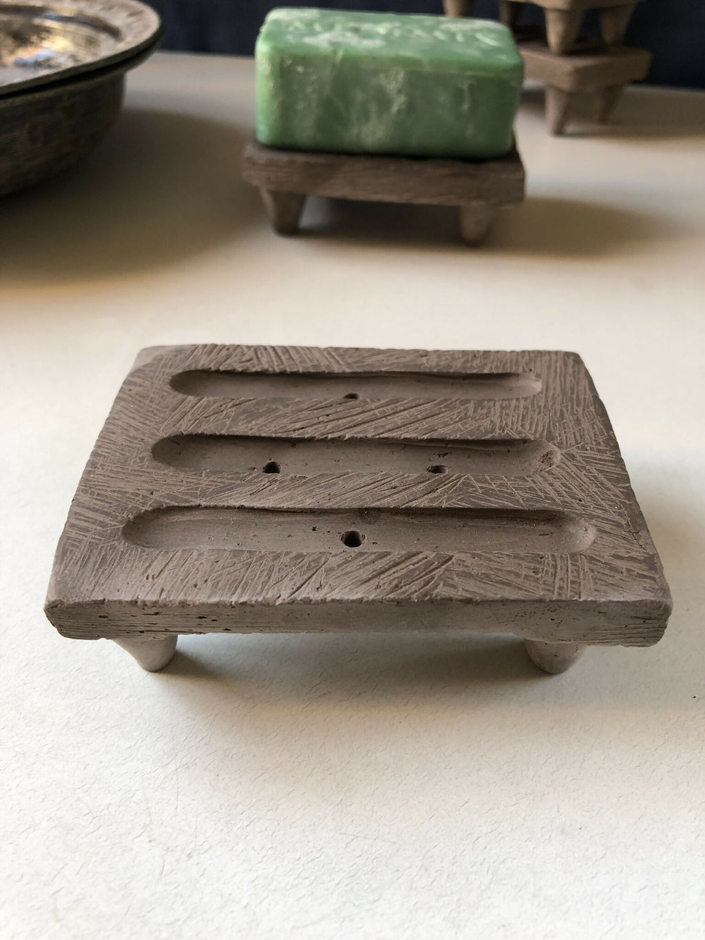 Porte-savon #4 en bois gris, vue dessus avec 3 rainures et petits trous