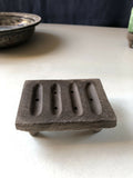 Porte-savon en bois sombre avec 4 fentes et trous de drainage