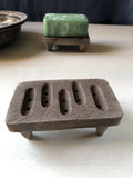 Porte-savon en bois gris #7 avec rainures verticales et trous