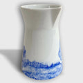 Pichet à lait en céramique blanc, motif paysage bleu près du bas