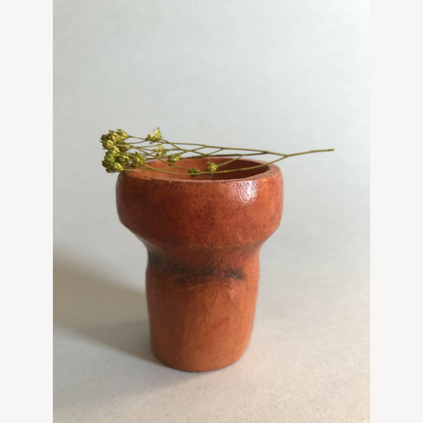 Mini pot en terre cuite brun orangé avec tige florale et fleurs séchées