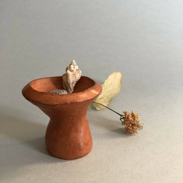 Mini pot en forme de sablier en céramique brune, ouverture large, décor de coquillage