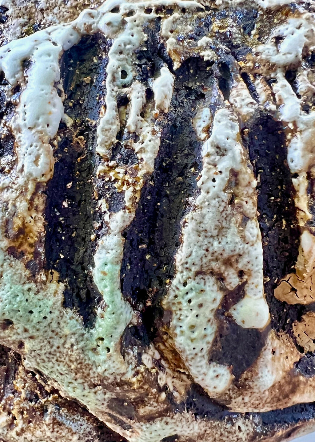 Pot à caudex en grès noir COLIMA, détail émail texturé bleu nuit et crème.