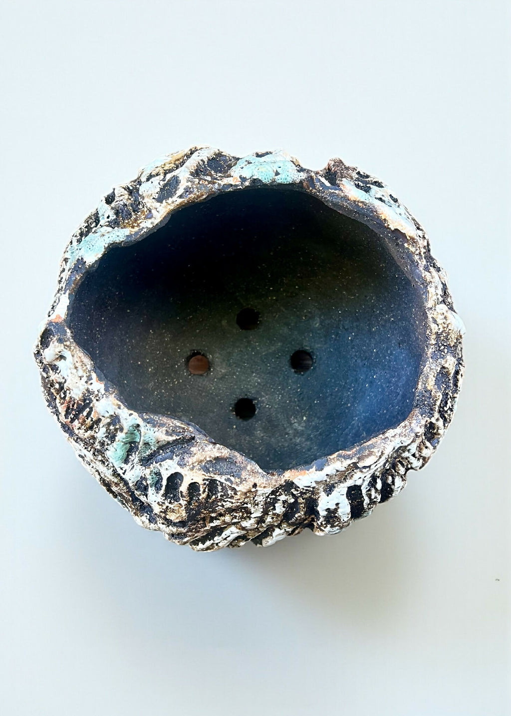 Pot à caudex en grès noir COLIMA, dessous annelé bleu foncé, trous de drainage.