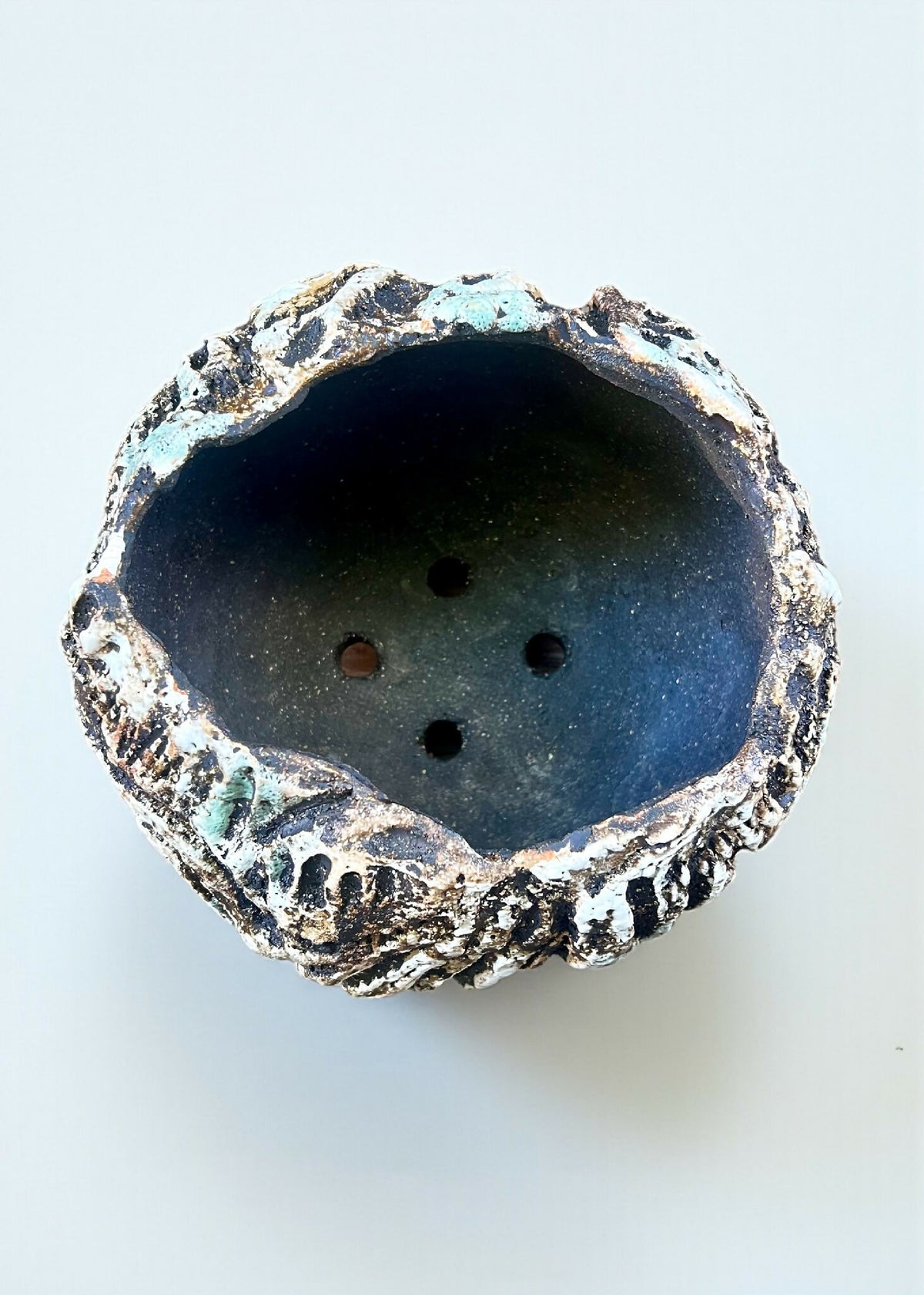 Pot à caudex en grès noir COLIMA, dessous annelé bleu foncé, trous de drainage.