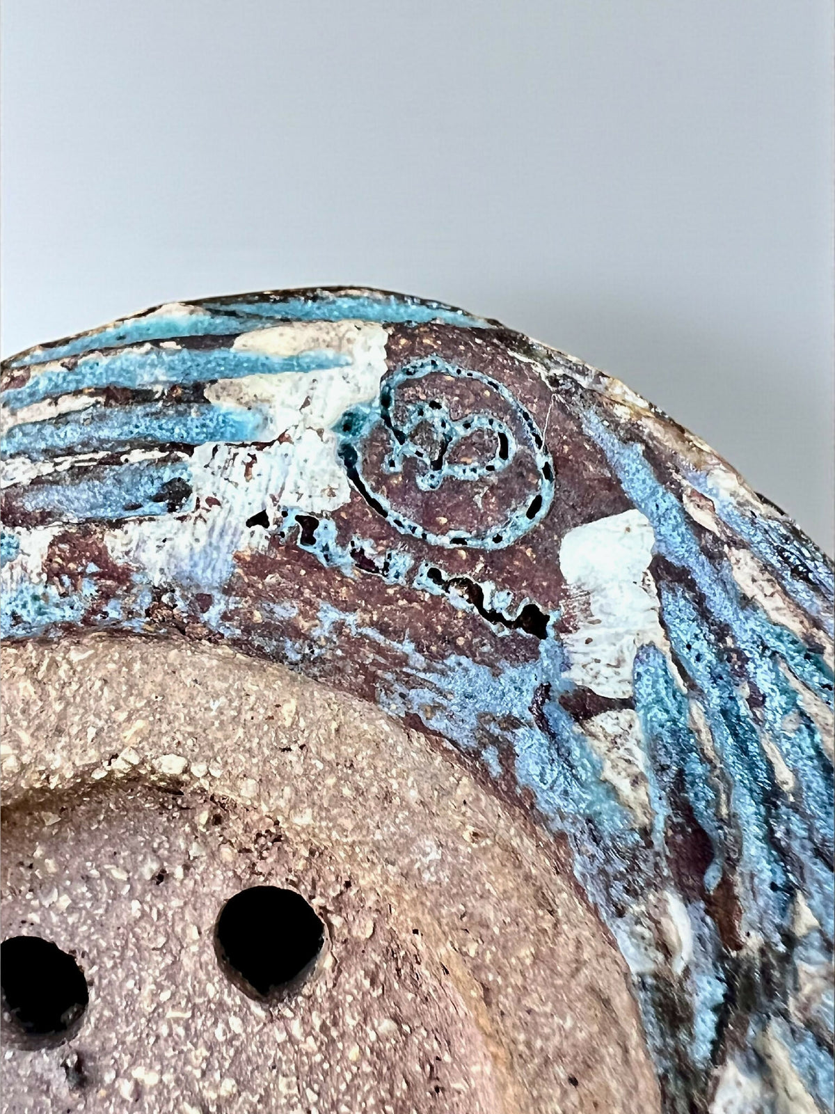 Pot en grès turquoise, intérieur brun avec trous de drainage, bord émaillé usé.