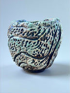 Pot en grès sculpté, forme tronc, texture gaufrée bleu-vert