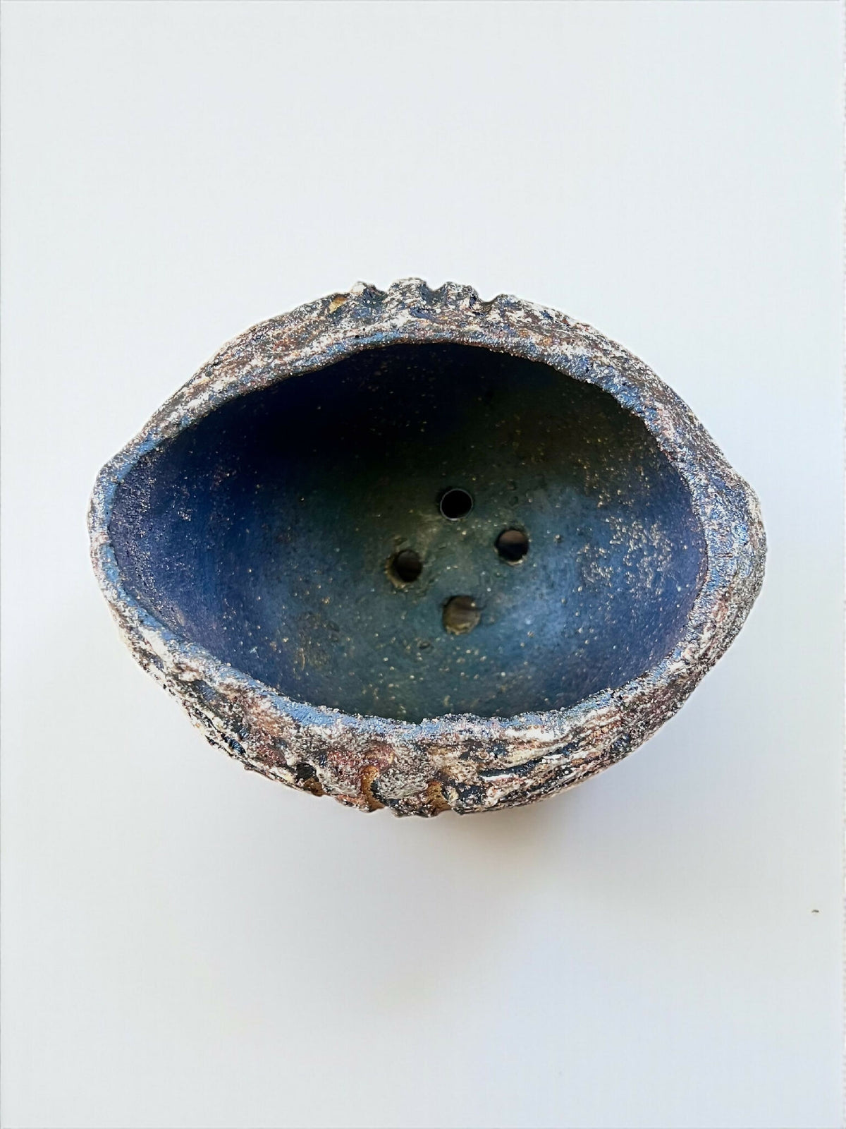 Pot en grès OKO, dessous avec trous de drainage, surface texturée bleuâtre