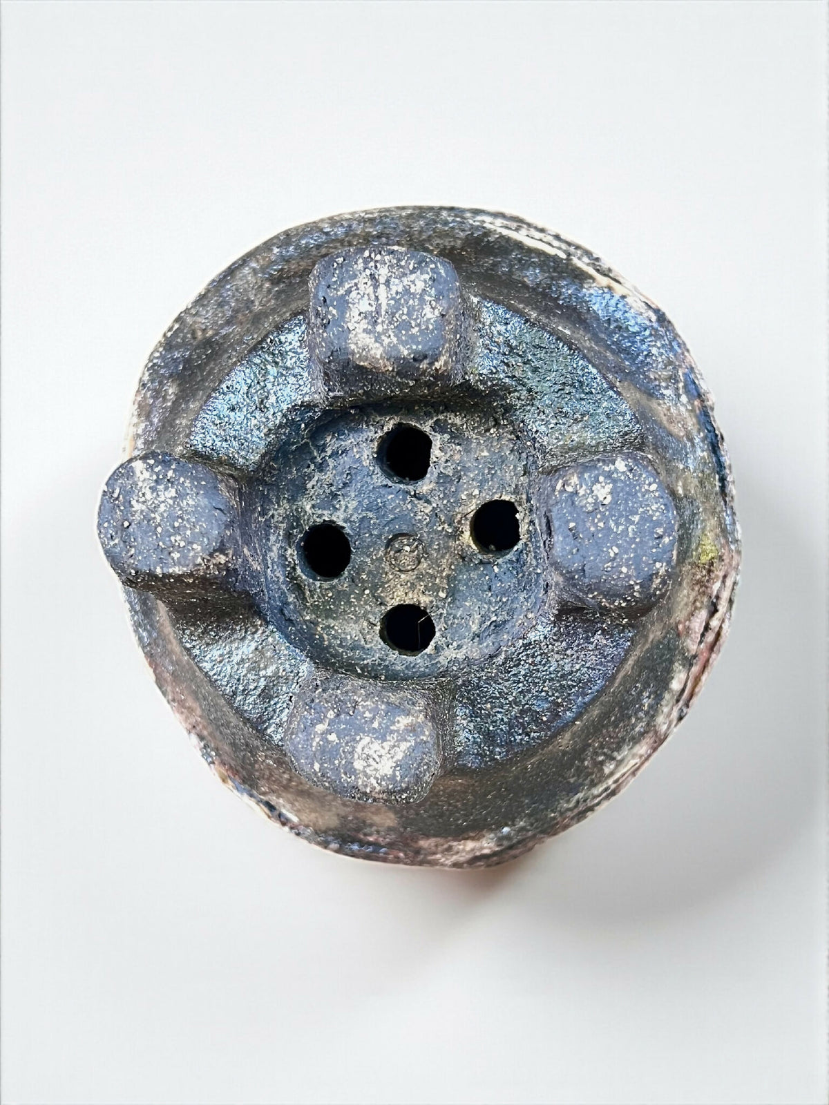 Pot en grès OKO, dessous avec quatre trous, surface texturée bleue
