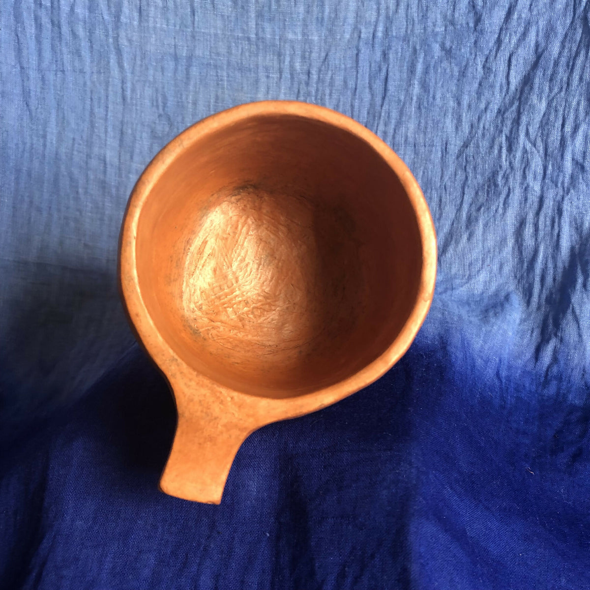 Pot céramique rouge-orangé, vue de dessus avec anse « oreille »