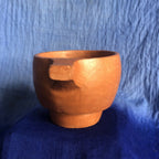 Pot céramique rouge-orangé, vue de face avec anse latérale « oreille »