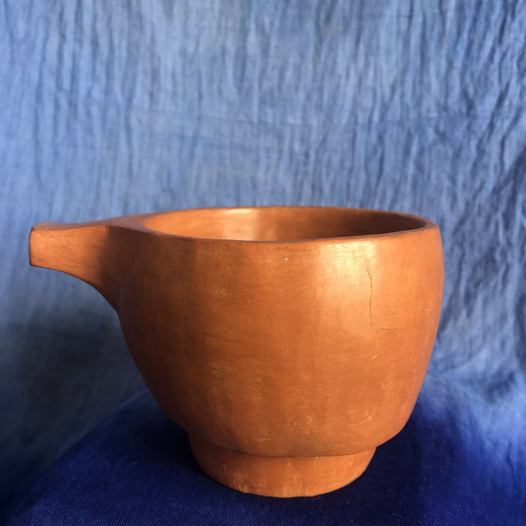Pot céramique rouge-orangé, vue trois-quarts avec anse latérale