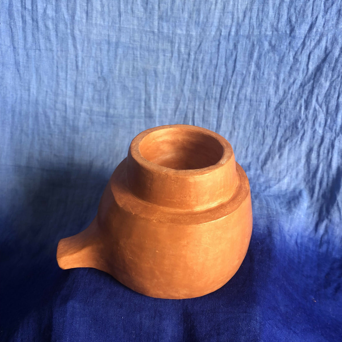 Pot céramique rouge-orangé, anse « oreille » et ouverture supérieure