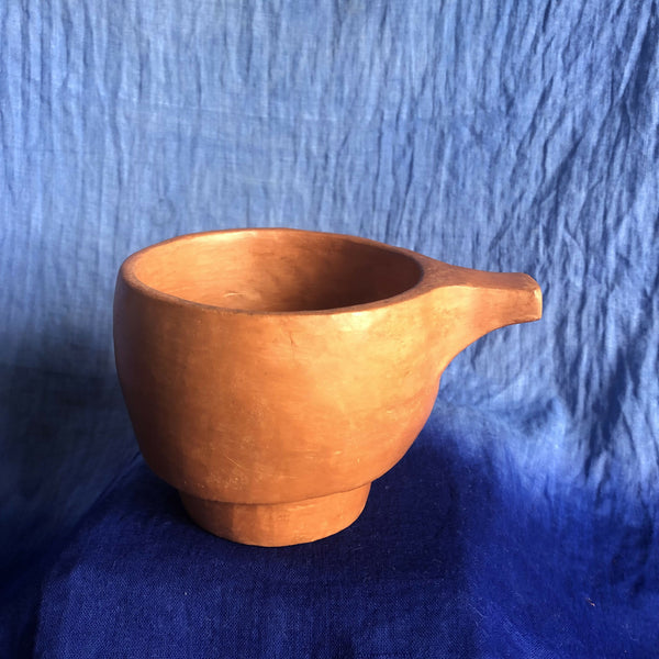 Pot céramique rouge-orangé à une anse « une oreille »