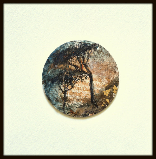 Tableau rond abstrait Gardiole, cadre carré, tons bleu, brun et branches noires