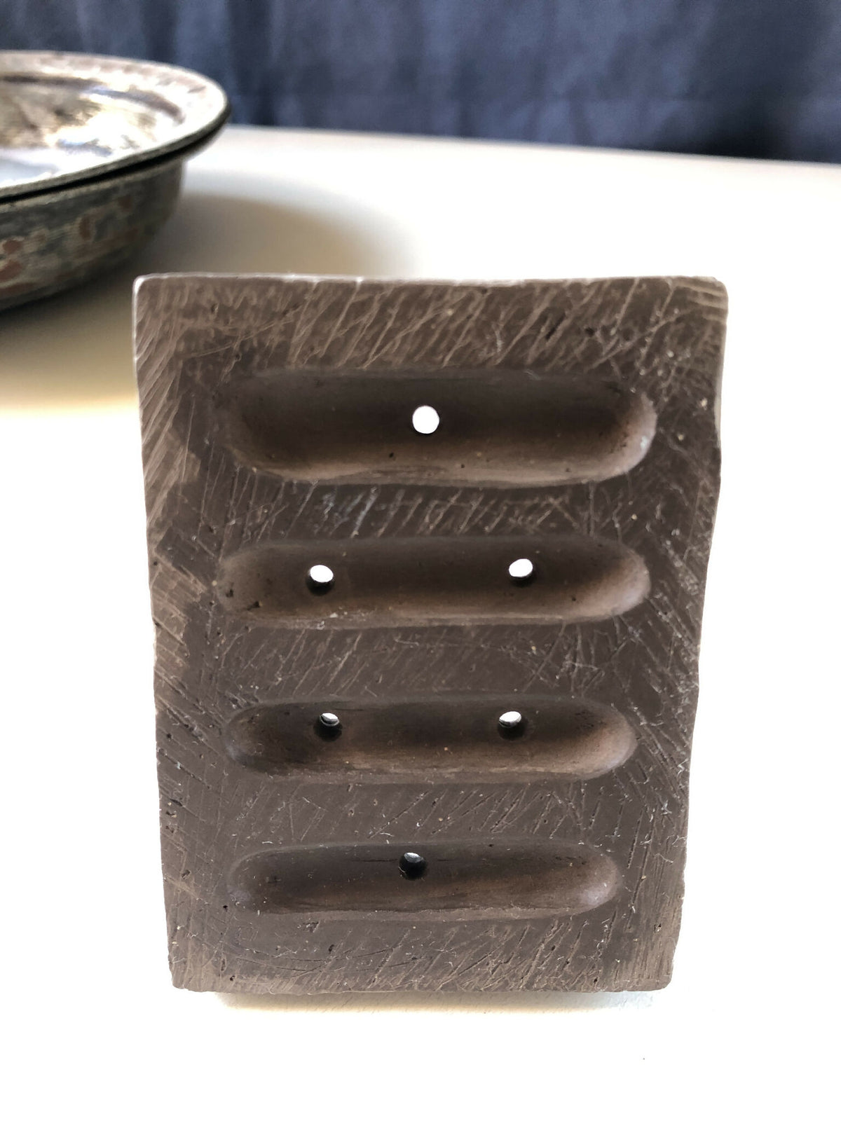 Porte-savon en bois sombre, face avec 4 rainures et 4 trous