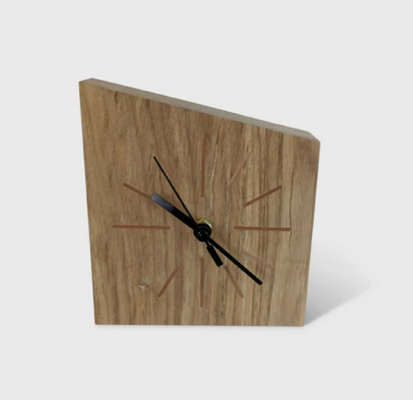 Horloge de bureau en chêne massif, cadran à marqueterie de paille, aiguilles noires
