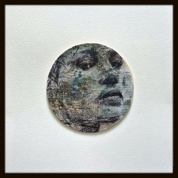 Tableau encadré avec cercle abstrait aux tons gris et noirs sur fond clair.