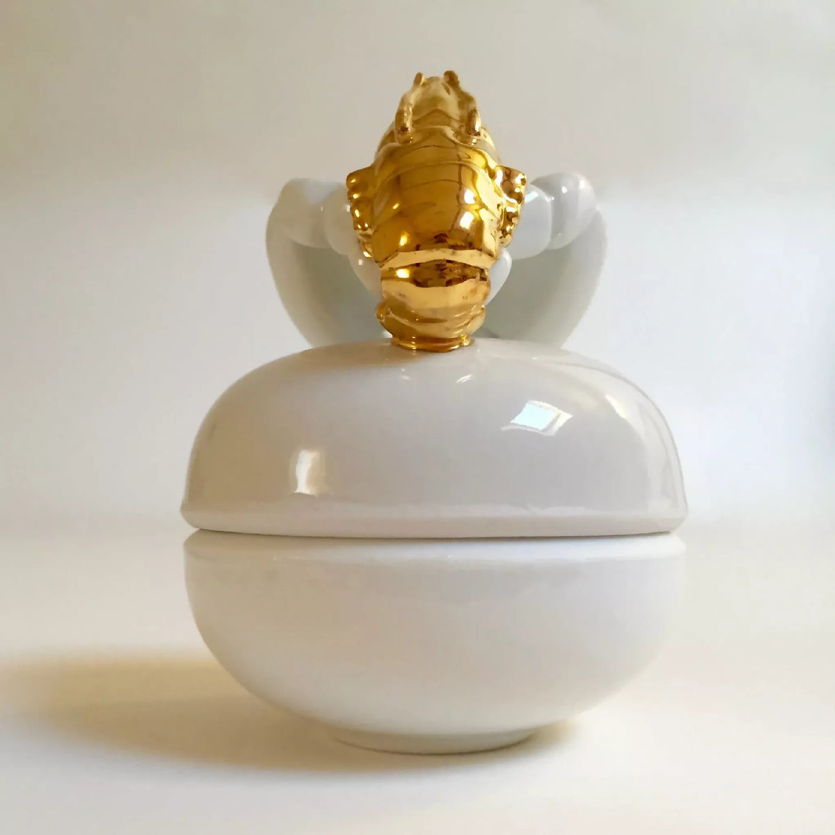 Boîte à bijoux ronde blanche, homard doré sur le dessus