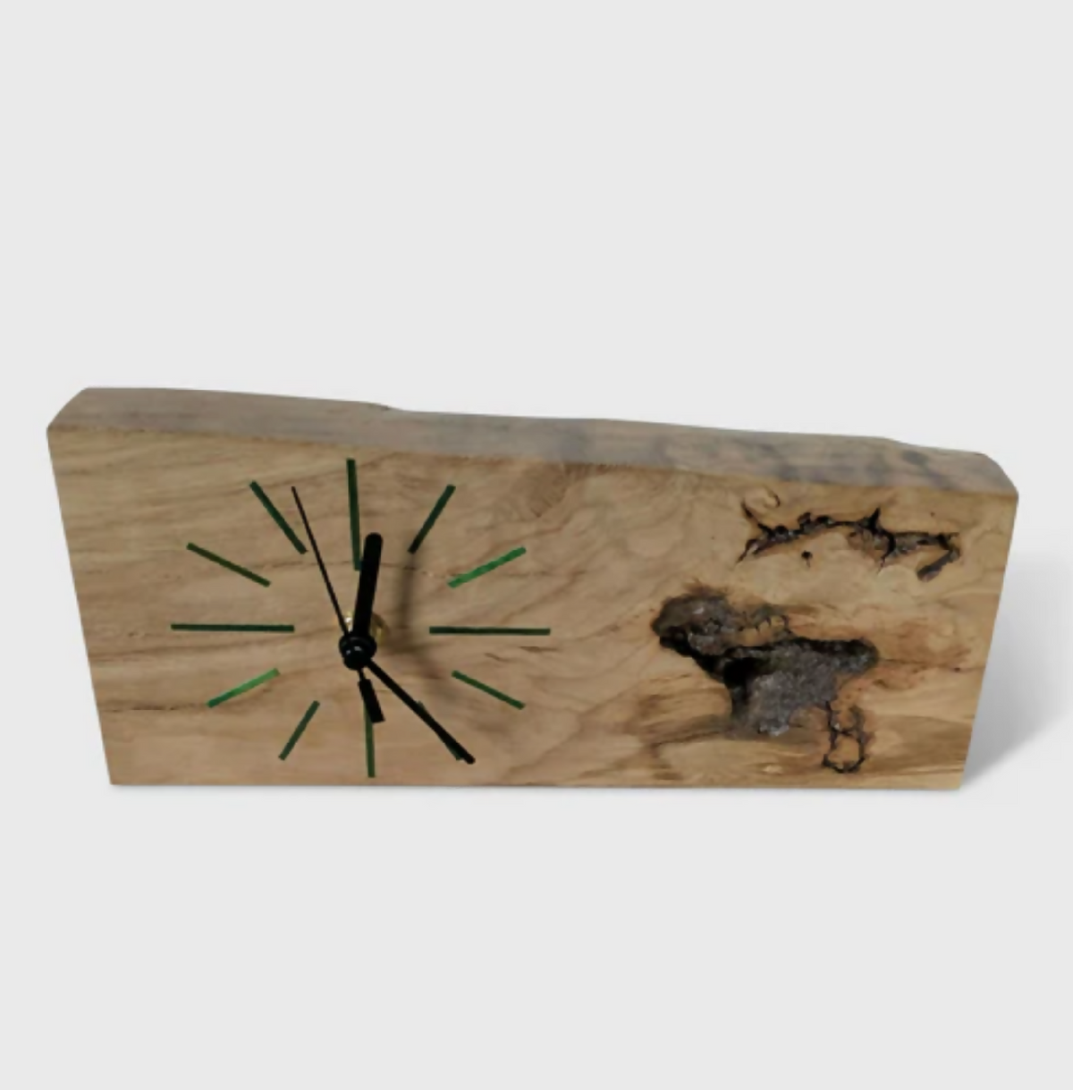 Horloge de bureau en bois clair avec aiguilles noires et repères verts.