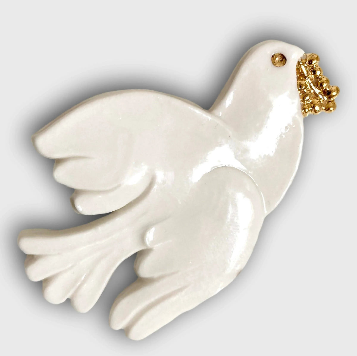 Broche colombe blanche nacrée, aile déployée, fixation dorée