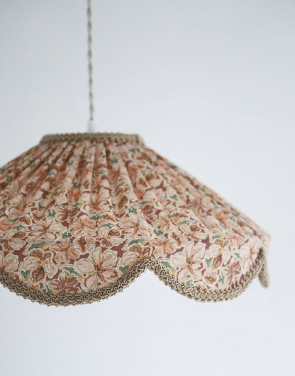Suspension abat-jour floral provençal en tissu, bord festonné, détail du volant