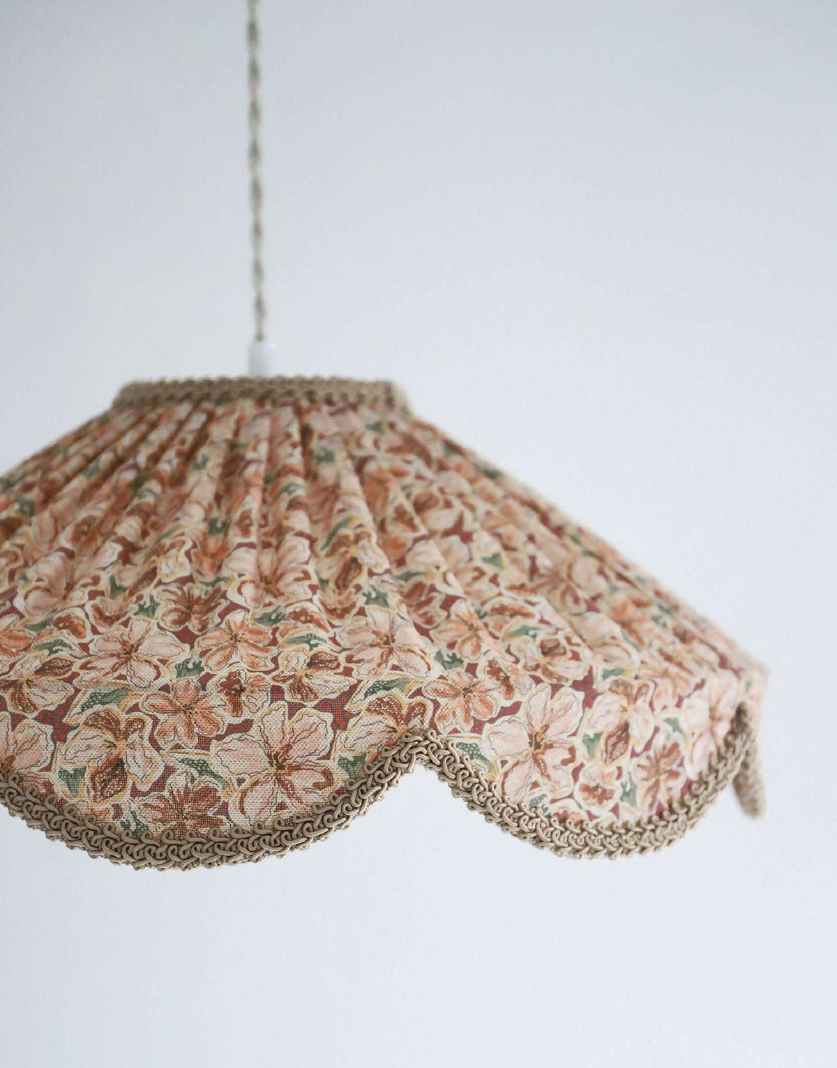Suspension abat-jour floral provençal en tissu, bord festonné, détail du volant