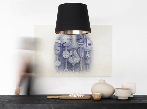 Tableau au motif de personnages abstraits bleus sur fond clair, format paysage.