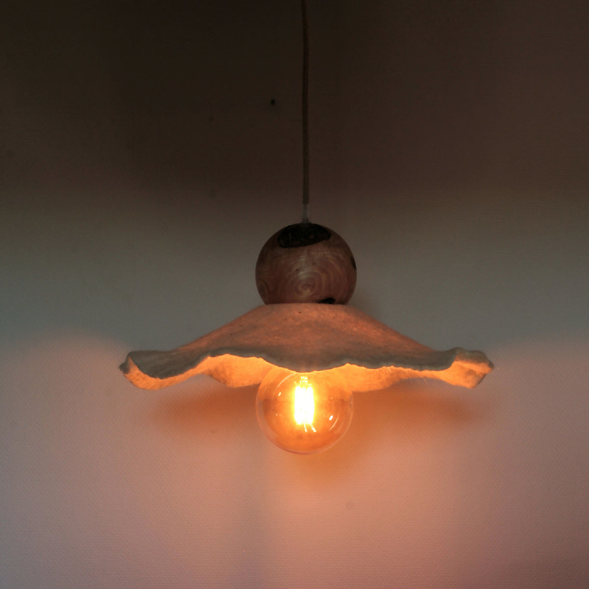 Suspension lumineuse avec ailes en feutre de laine et ampoule à filament, sphère bois.