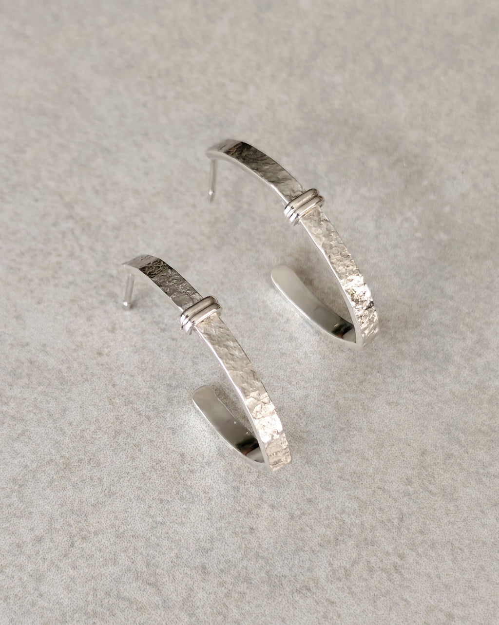 Boucles d’oreilles courbes en métal argenté, anneaux en serti, style martelé