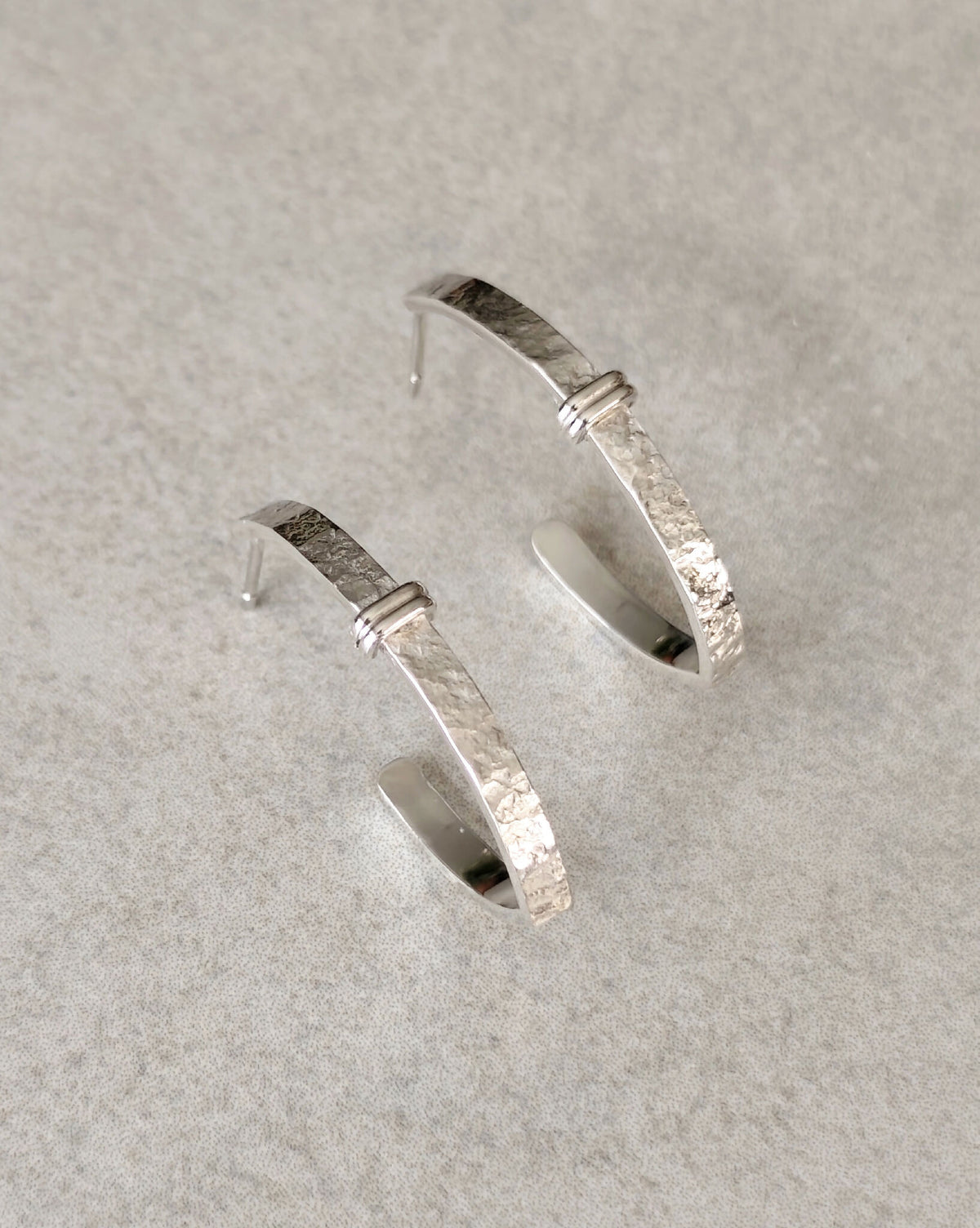 Boucles d’oreilles courbes en métal argenté, anneaux en serti, style martelé