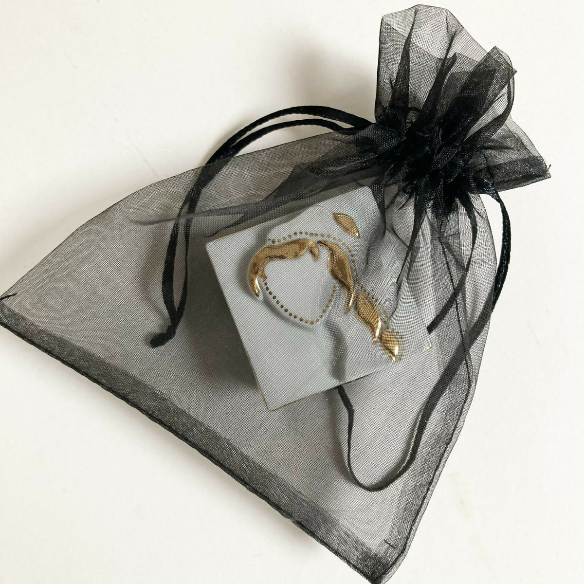 Boîte à bijoux en porcelaine blanche décor Vierge dorée, sachet en organza noir