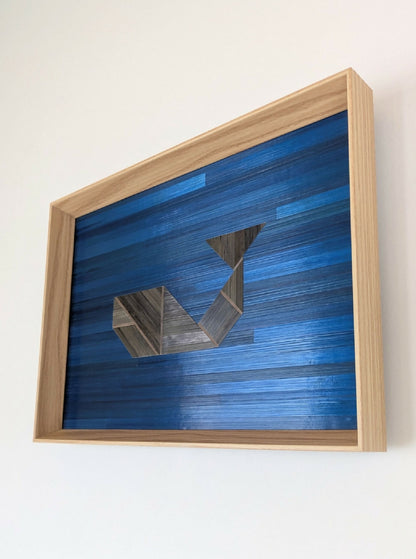 Tableau tangram en marqueterie, cadre bois clair, bleu roi et éléments gris