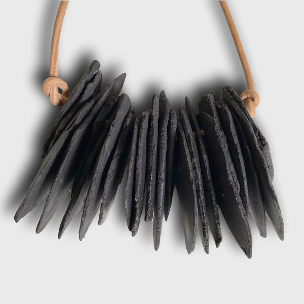 Collier de cristaux de porcelaine noirs, pendentif en rangées d’éléments noirs sur cordon