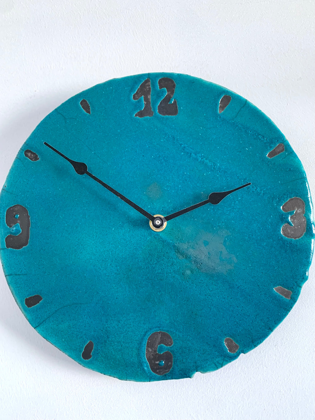 Horloge murale en céramique raku