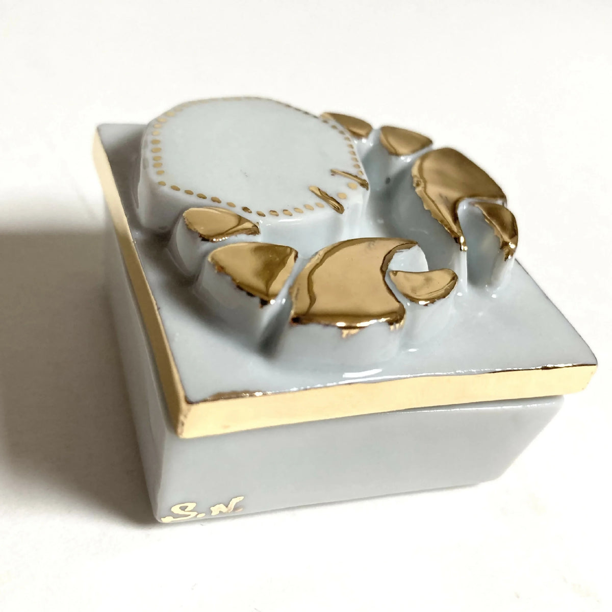 Boîte à bijoux en porcelaine blanche avec motif doré, base ouverte