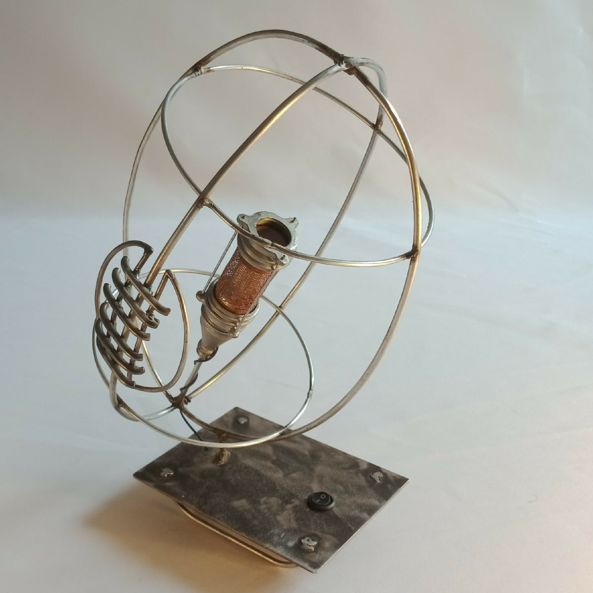 Lampe RUGBY en cage métallique dorée avec ampoule et petit abat-jour en treillis