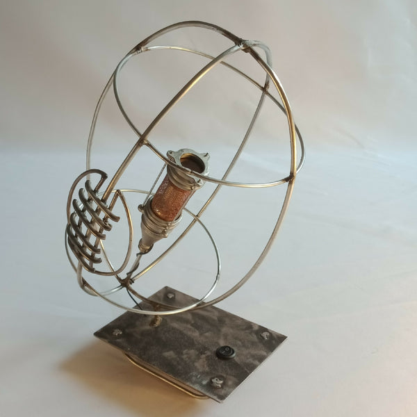 Lampe RUGBY en cage métallique dorée avec ampoule et petit abat-jour en treillis
