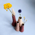 Quatre petits vases décoratifs bordeaux et beige, avec fleurs séchées