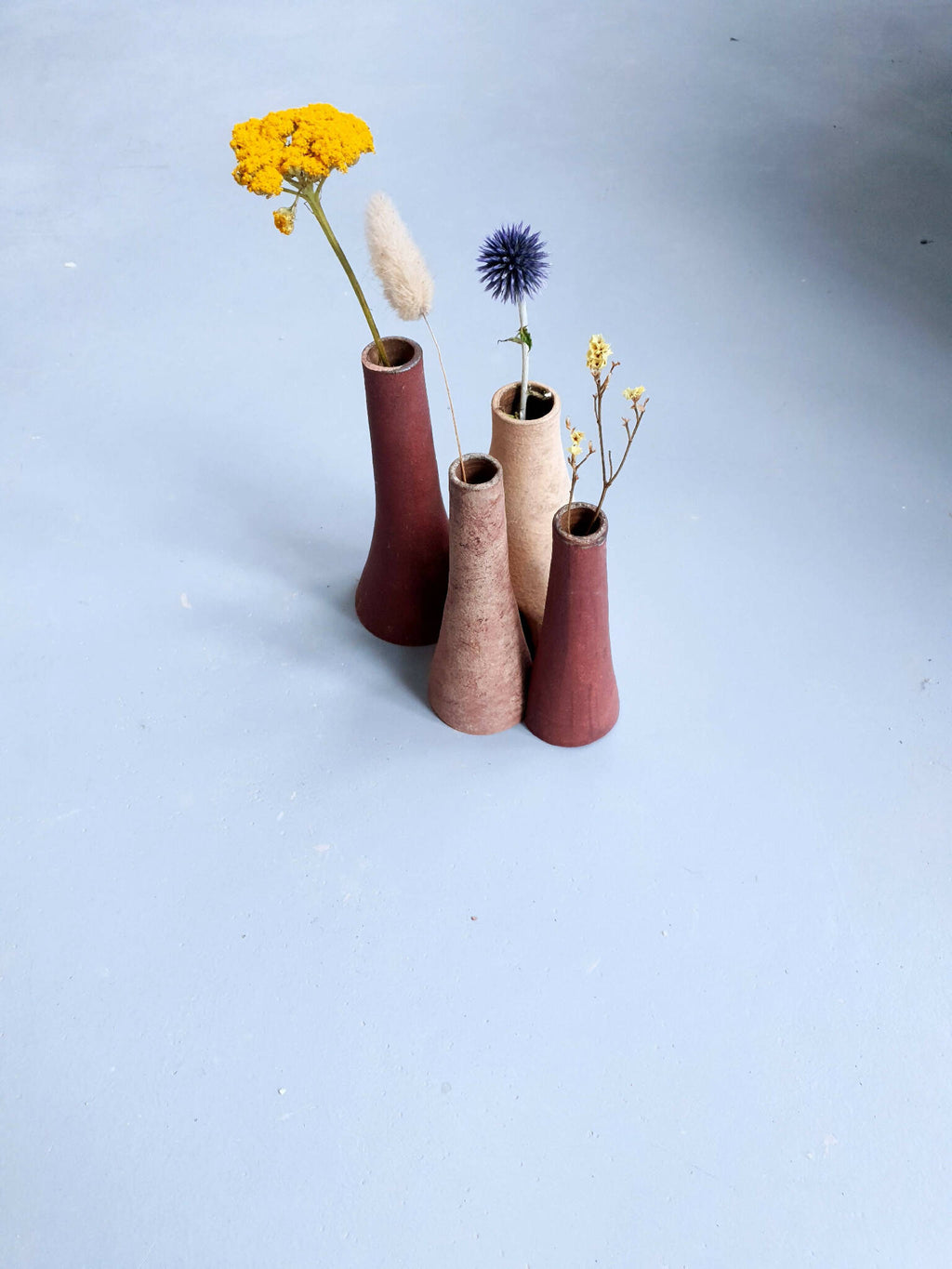 Quatre petits vases décoratifs bordeaux et beige, bouquet de fleurs séchées