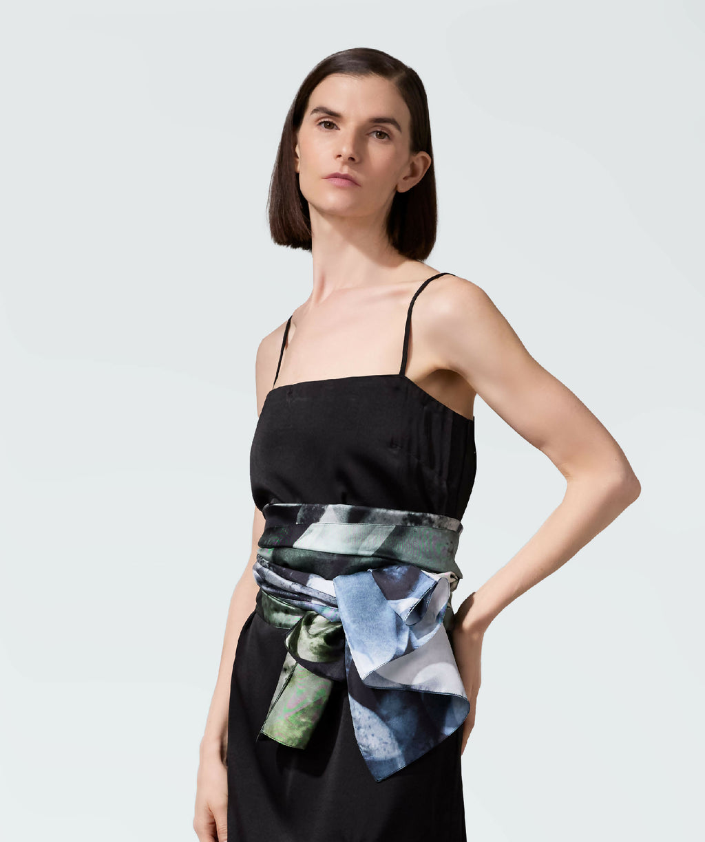 Écharpe noire à motifs pierres vert et bleu, drapée autour de la taille