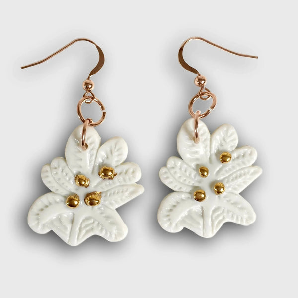 Boucles d’oreilles pendantes dorées, résine blanche motif arbre de vie