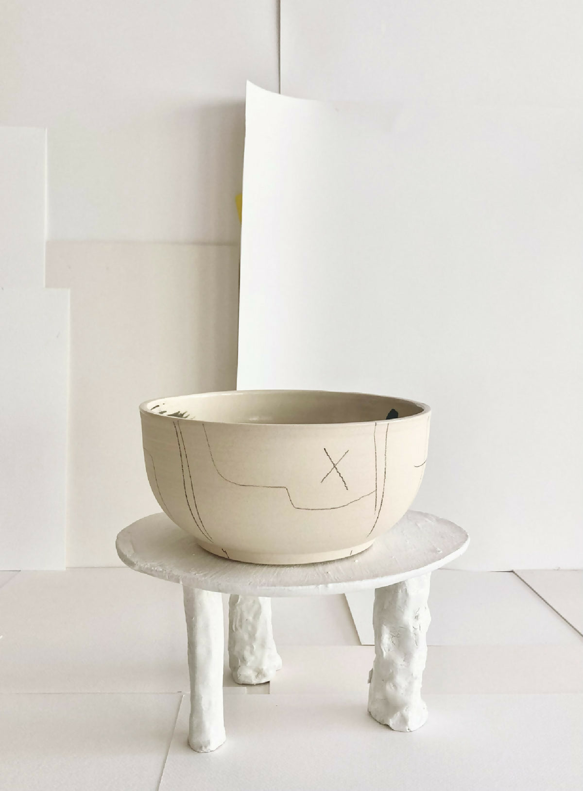 Bol en céramique beige à motif abstrait noir, intérieur et bord visibles.
