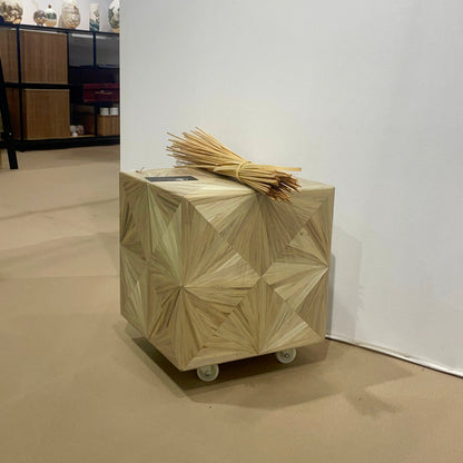 Le Soleil — Cube en marqueterie de paille