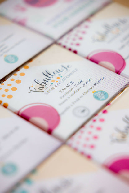 Papier d’emballage « Falaise » avec mentions produit et motifs ronds roses.