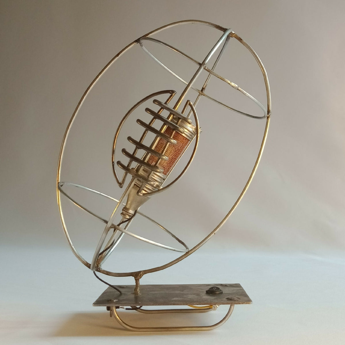 Lampe RUGBY vue de côté : cage dorée, abat-jour en treillis et socle métallique