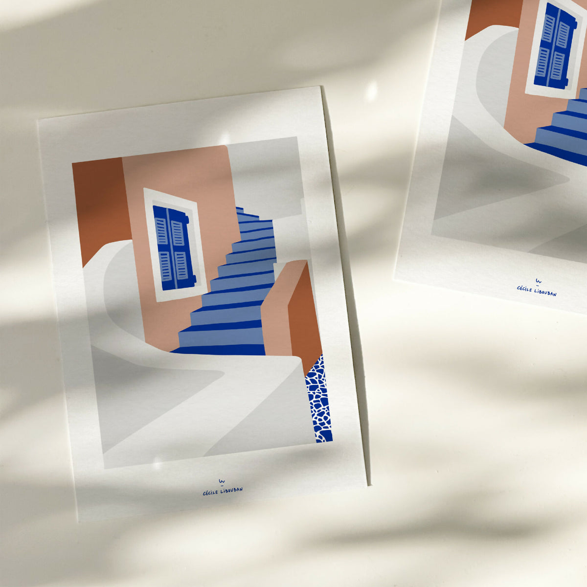 Carte illustrée, vue de côté : escaliers bleus, enveloppe kraft ouverte
