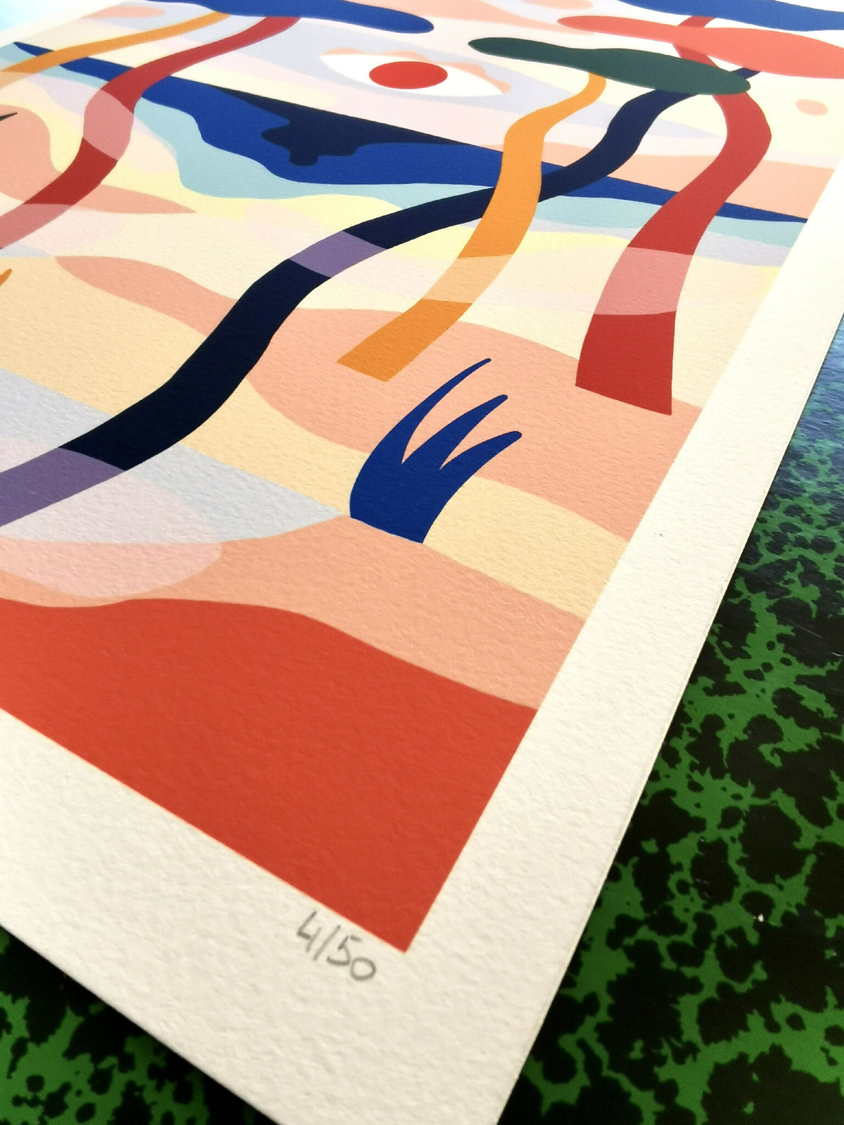 Impression sur papier crème avec formes abstraites bleu foncé, corail et beige.