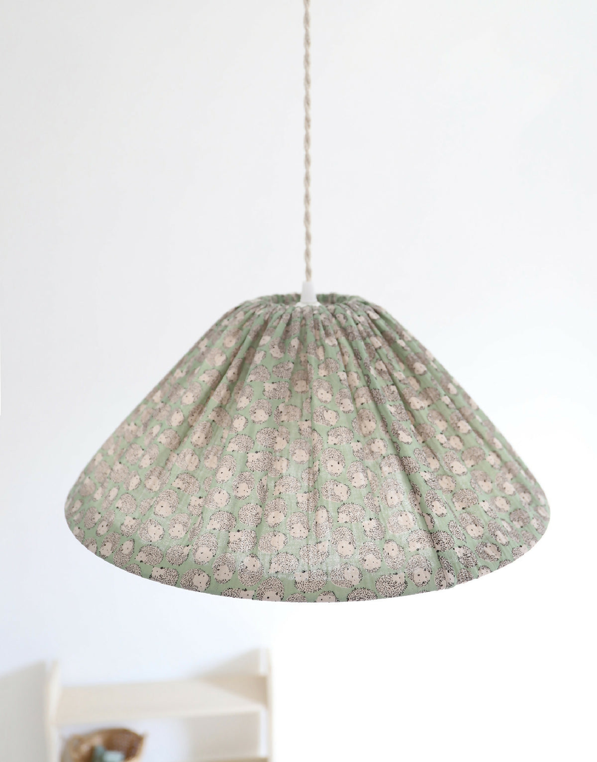 Suspension conique en tissu vert à motif de petits hérissons
